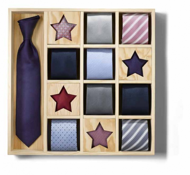 Hedvábná kravata s úpravou Teflon® na ochranu proti skvrnám. Cena: asi 250 Kč (TCHIBO)