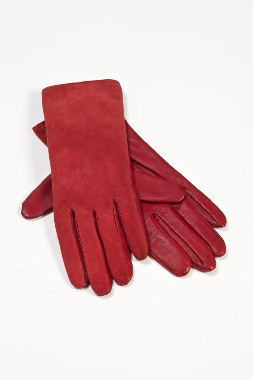 Červené kožené rukavice v zimě nejen zahřejí, ale také báječně vypadají a pomohou doladit elegantní styl oblečení. Outletové centrum Fashion Arena, obchod Wittchen – původní cena 1.170 Kč/outletová cena 825 Kč. 
