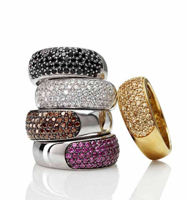 Stříbrné prsteny se třpytivými zirkony zasazenými v pavé. Ve fascinujících barvách: černé, bílé, hnědé, růžové a šampaňské. Ze stříbra 975/100. Cena za kus: asi 1.300 Kč (TCHIBO)