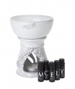 Řada pěti aromaterapeutických směsí čistých esenciálních olejů pro aromalampy a difuzéry. Součástí kolekce je i nadprůměrně velká keramická aromalampa. K dostání přímo v Chateau Mcely nebo na www.ChateauMcely.com. 