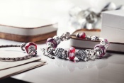 Při koupi šperků PANDORA nad 1 850 Kč získáte jako dárek okouzlující valentýnský přívěsek zdarma. na www.pandora.net 