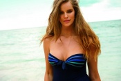 Nová kolekce plavek značky Calzedonia je kolekcí pro doslova všechny ženy (Robyn Lawley, úspěšná australská modelka s plnými ženskými křivkami)...
