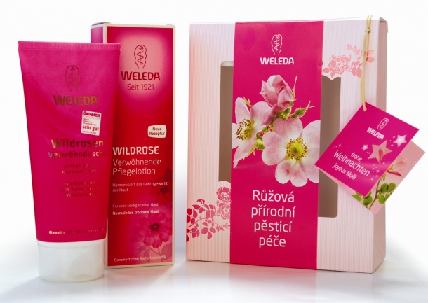 Krásné kosmetické sety čistě přírodní kosmetiky Weleda nabízejí pět variant vánočních balíčků, např.  Růžová přírodní pěsticí péče