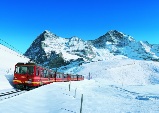 vlak-pred-horami-eiger-a-monch-foto-jungfrau-railways.jpg