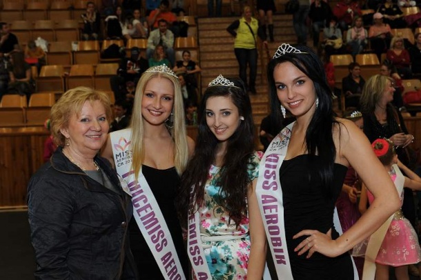 Vítězky Miss aerobik 2012 s ředitelkou soutěže Mgr. Janou Čejkovou v Kladně zahajovaly 17. ročník Miss aerobik.