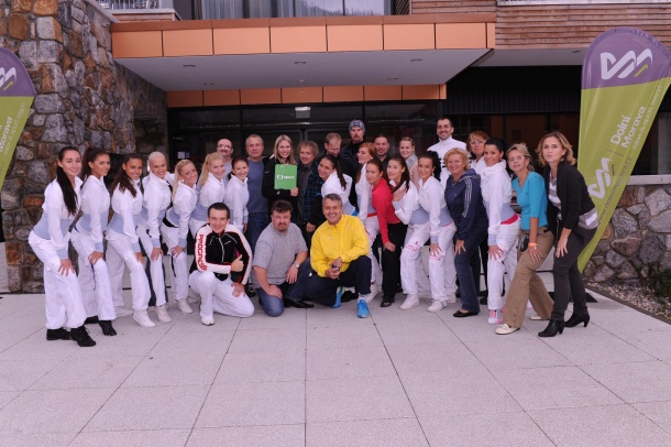 Realizační tým Miss Aerobik s televizním štábem ČT Sport a finalistkami