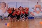 Dívky pózují v rámci jedné z choreografií, které je učila Tereza Janoušová-Puchtová